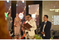 
Komisi Penyiaran Indonesia Daerah Jawa Barat (KPID) Jabar memberikan anugerah kepada 46 lembaga penyiaran radio dan televisi, serta tokoh masyarakat, konten kreator dan lembaga pendidikan yang berjasa dalam mengembangkan penyiaran di Jawa Barat. (Foto:kpid.jabarprov.go.id)
