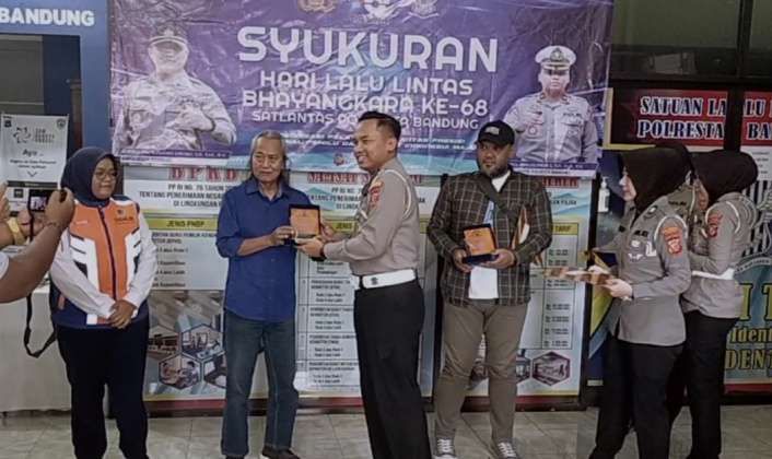 
Ketua PWI Kabupaten Bandung, Rahmat Sudarmaji menerima penghargaan dari Kasatlantas Polresta Bandung, Kompol Mangku Anom di Mapolresta Bandung Selasa (26/9/2023). (Foto: ist)