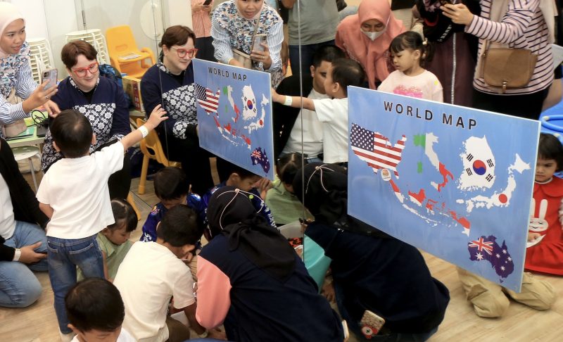 
Adelina Holmes selaku Principal of Sampoerna Academy Pakuwon Indah Campus memandu para anak-anak dalam kegiatan “ALL AROUND THE WORLD”. (Foto: Ist)