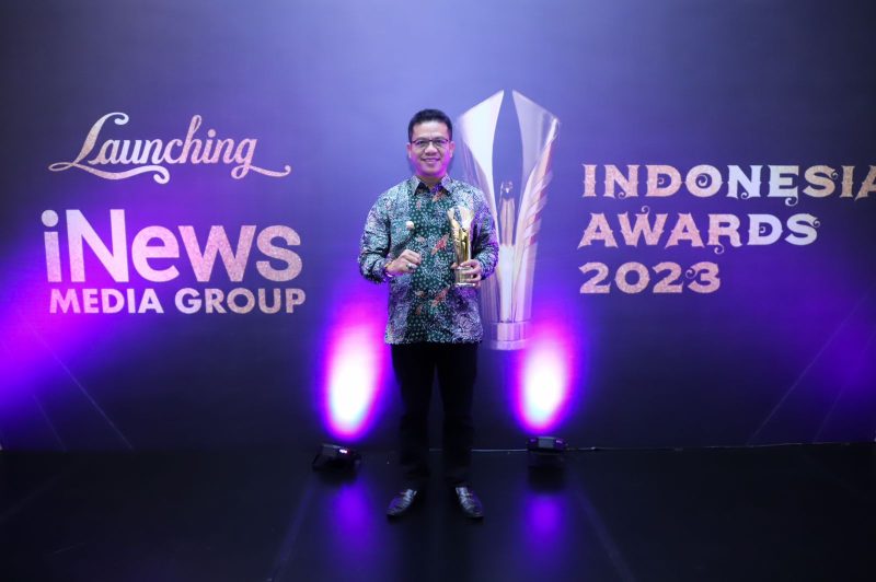 
Bupati Bandung, Dadang Supriatna meraih penghargaan Indonesia Award 2023 yang diselenggarakan iNews TV dengan kategori Excellent Award for Strategic Initiative, Kamis (31/08/2023) malam di Jakarta Concert Hall iNews Tower. (Foto: diskominfo)