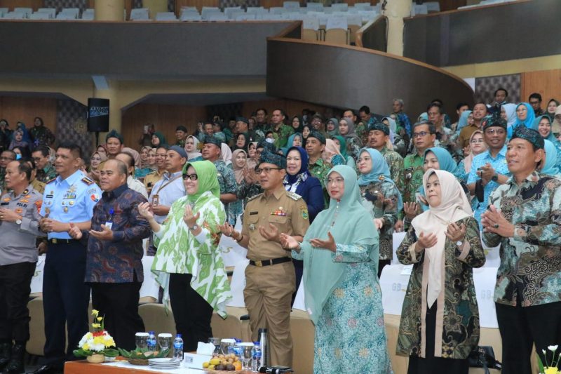 
Bupati Bandung Dadang Supriatna menghadiri peringatan Hari Keluarga Nasional (Harganas)  ke-XXX dan Hari Anak Nasional ke-XXXIX Tingkat Kabupaten Bandung tahun 2023 yang digelar di Gedong Budaya Soreang, Selasa (5/9/2023).(Foto: diskominfo)