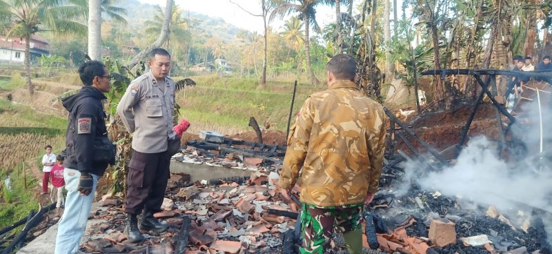 
Bangunan Ponpes berukuran 8x6 meter di Kampung Parakan Muncang, Desa Girimukti, Kecamatan Cibatu, Kabupaten Garut, hangus terbakar, Rabu (6/9/2023). Diduga, api diduga berasal dari tungku yang merembet ke dinding.(Foto: andre/dara)

