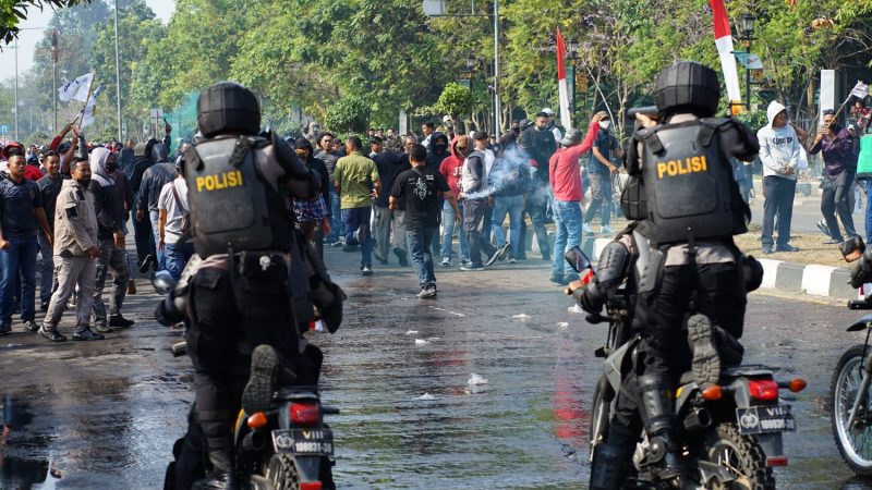 
Peragaan Simulasi Pengamanan Kota (Sispamkota) Jelang Pemilihan Umum (Pemilu) 2024, yang digelar Polresta Bandung, Kamis (7/9/2023). (Foto: rah/dara)