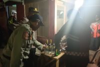 Polisi menyita ratusan botol miras berbagai jenis dari dua lokasi (Foto: Istimewa)