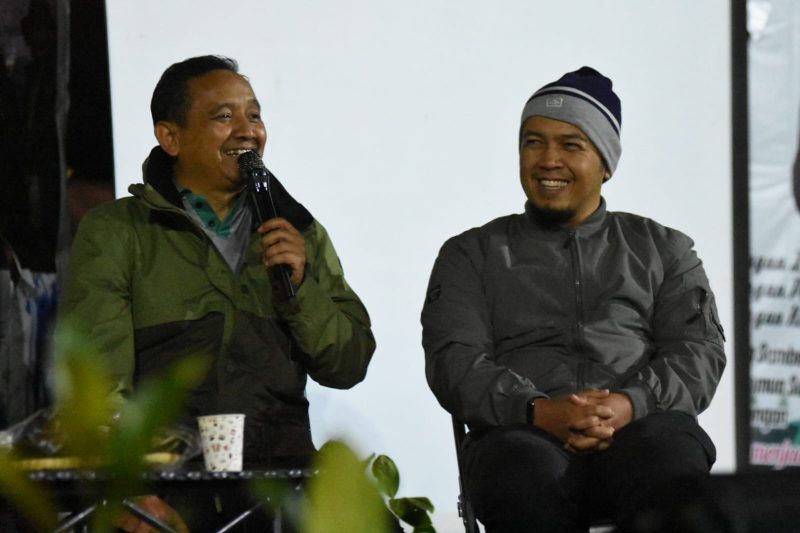  Kepala Dinas Lingkungan Hidup Kabupaten Bandung Asep Kusumah memaparkan materi Sarasehan lingkungan di  kawasan Bumi Perkemahan Rancaupas Kecamatan Rancabali Kabupaten Bandung, Senin (11/9/2023) malam. (Foto: prokopimda)