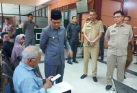 Bupati Bandung Dadang Supriatna inspeksi mendadak (sidak) ke Ruang Pelayanan Badan Pendapatan Daerah (Bapenda) di Komplek Pemkab Bandung, Soreang, Senin (11/9/2023). (Foto: maji/dara)