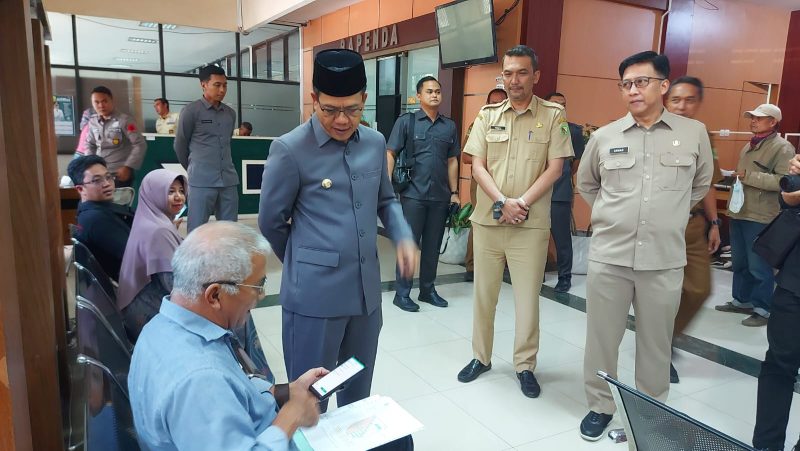 Bupati Bandung Dadang Supriatna inspeksi mendadak (sidak) ke Ruang Pelayanan Badan Pendapatan Daerah (Bapenda) di Komplek Pemkab Bandung, Soreang, Senin (11/9/2023). (Foto: maji/dara)