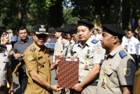 Bupati Bandung, Dadang Supriatna memberikan penghargaan kepada karyawan BPN.ATR, Senin (24/09/2023). (Foto: diskominfo)
