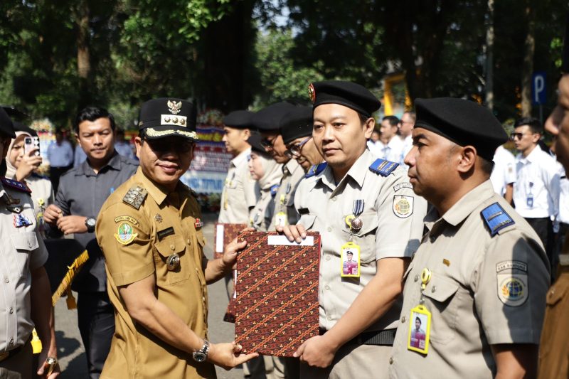 Bupati Bandung, Dadang Supriatna memberikan penghargaan kepada karyawan BPN.ATR, Senin (24/09/2023). (Foto: diskominfo)
