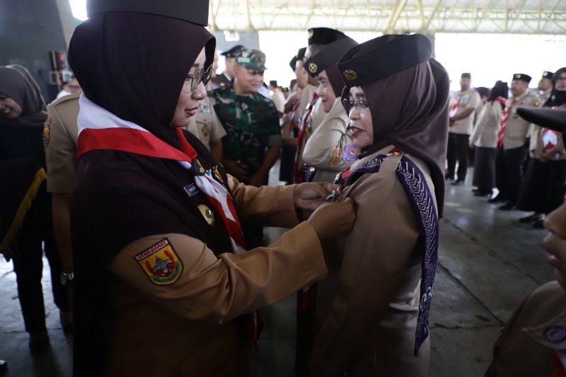 
Ketua Kwartir Cabang (Kwarcab) Kabupaten Bandung, Emma Dety Permanawati menyematkan lencana kepada perwakilan perwakilan anggota Pramuka, pada Resepsi Peringatan HUT Pramuka ke-62 tingkat Kabupaten Bandung di Balerame Soreang, Rabu (27/09/2023). (Foto: diskominfo) 