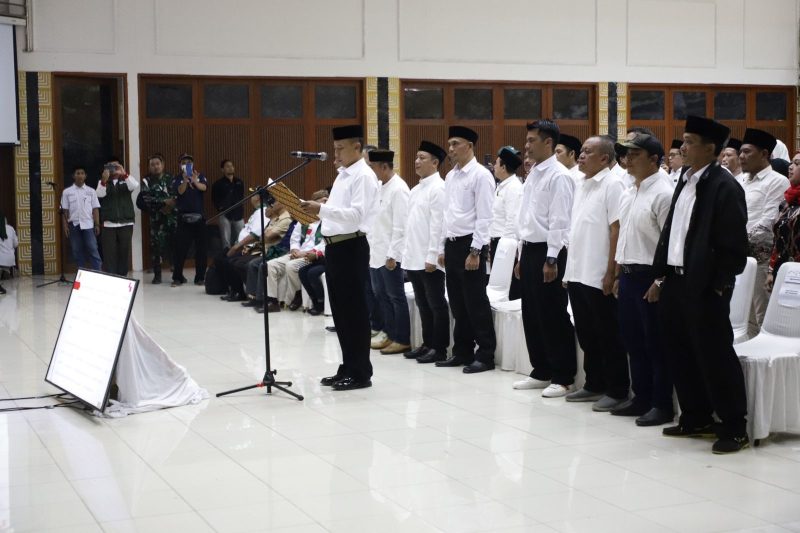 Sebanyak 85 calon kepala desa di Kabupaten Bandung melaksanakan deklarasi damai pemilihan kepala desa (Pilkades) serentak tahun 2023 di Gedung Moch Toha Komplek Pemkab Bandung, Soreang, Rabu (27/9/2023). (Foto: diskominfo)
