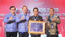 Bupati Bandung, Dadang Supriatna kembali mengukir prestasi dengan menerima penghargaan  BUMD Awards 2023, di Sahid Jaya Hotel Jakarta, Jumat (29/09/2023). (Foto: diskominfo)
