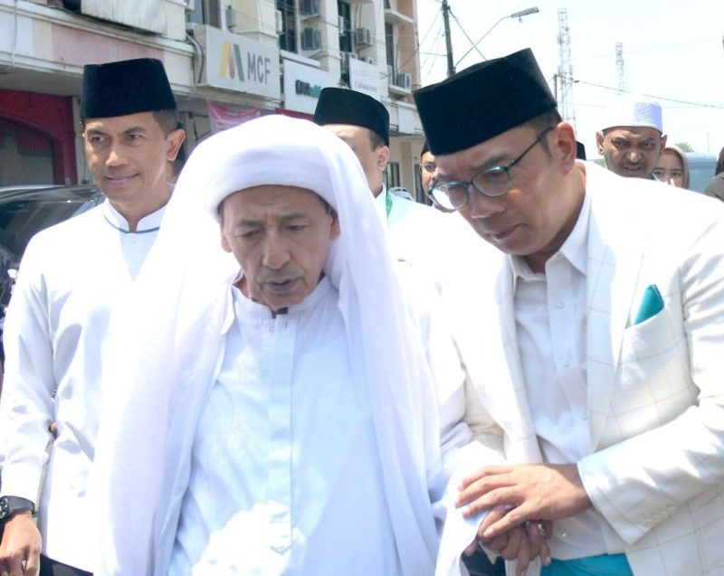 
Gubernur Jawa Barat Ridwan Kamil memapah Maulana Habib Lutfi bin Yahya 
saat menghadiri penutupan Muktamar Sufi Internasional di Sahid Convention Center, Kota Pekalongan, Kamis (31/8/2023). (Foto: jabarprov.go.id)
