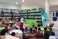 
Tim Kampus Mengajar 6 SDN Kiaraeunyeuh Ajak Siswa Berpetualangan ke Perpustakaan Dispusip Kabupaten Bandung (Foto: Ist)