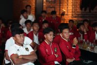 
DARA| Pemain Timnas Indonesia menyaksikan undian Piala Dunia U-17 2023 pada Jumat (15/9/2023). Indonesia bersaing dengan di penyisihan Grup A bareng Ekuador, Maroko, dan Panama. (Foto: PSSI)
