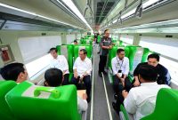 Sekretaris Kabinet Pramono Anung mendampingi Presiden Jokowi pada perjalanan menuju Stasiun Bandung, Kota Bandung, Jawa Barat, menggunakan kereta api pengumpan atau feeder. (Foto: BPMI Setpres/Muchlis Jr)
