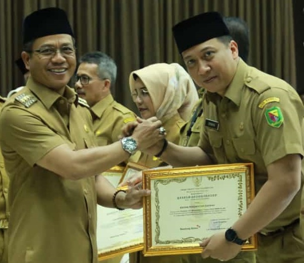 
Bupati Bandung Dadang Supriatna memberikan penghargaan Bedas Award kepada Kepala Bapenda Kab Bandung Erwan Kusumah.(Foto: dok/dara)
