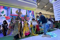 Penyerahan hadiah oleh Marketing Communication and Control Senior Analyst FIFGROUP, Johannes Paulus Prasetya, pada sesi Kids Batik Fashion Show yang diselenggarakan pada Minggu (29/10/2023)(Foto: Ist)