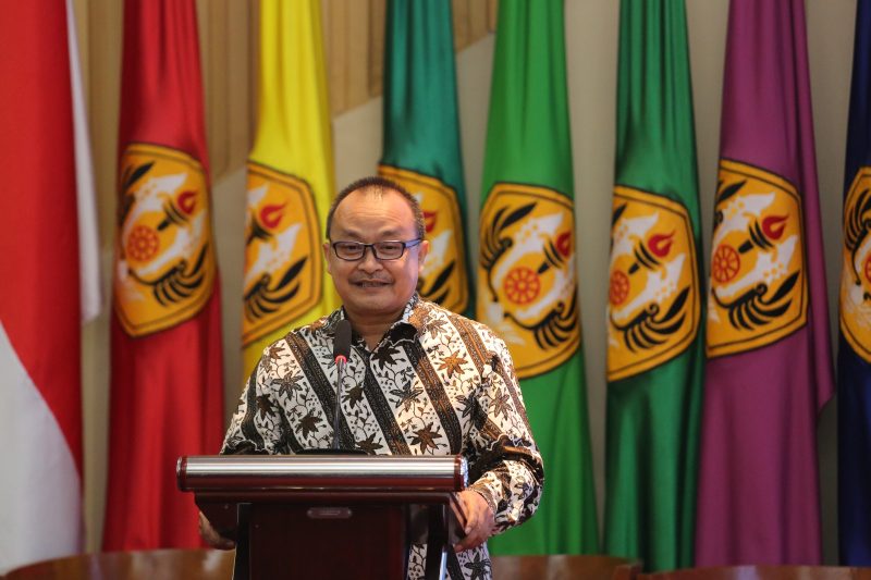 
Sekretaris Kementerian Koordinator Bidang Pembangunan Manusia dan Kebudayaan (Seskemenko PMK) Andie Megantara menyampaikan pidato kunci pada Kuliah Umum Menuju Penghapusan Kemiskinan Ekstrem Tahun 2024, di Bale Sawala Gedung Rektorat Universitas Padjajaran, di Jatinangor, Bandung, pada Selasa, (24/10/2023). (Foto: Ist)