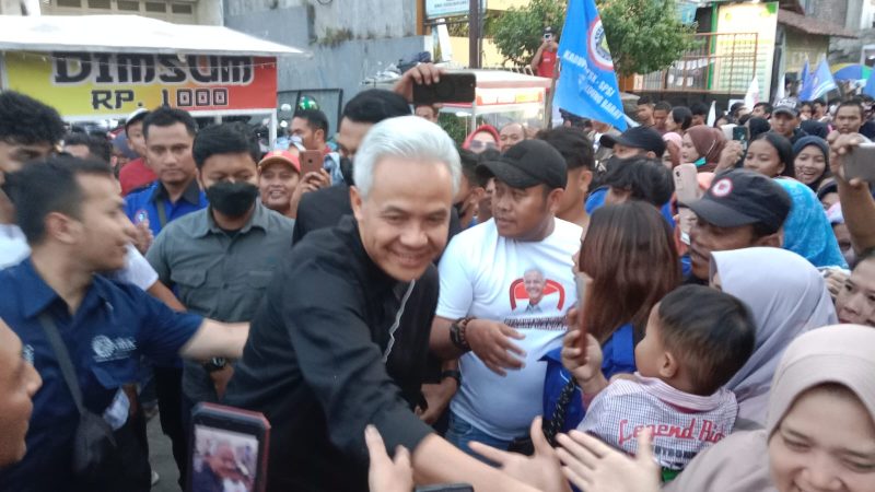 
Calon Presiden Ganjar Pranowo keliling Kampung Buni Sari RT 03 RW 06 Desa Gadobangkong, Kecamatan Ngamprah, Kabupaten Bandung Barat (KBB), Selasa (3/10/2023) disambut hangat ratusan warga setempat.(Foto: heny/dara)
