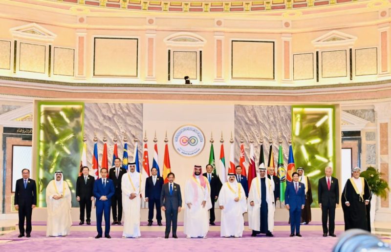 Presiden Jokowi menghadiri KTT ASEAN-GCC (Gulf Cooperation Council) di Hotel Ritz Carlton, Riyadh, Jumat (20/10/2023). (Foto: BPMI Setpres/Laily Rachev)
