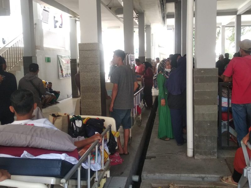 
Sejumlah pasien dievakuasi ke tempat yang aman saat terjadi kebakaran di RSUD dr.Slamet Garut, Jalan Rumah Sakit, Kecamatan Tarogong Kidul, Kabupaten Garut, Minggu (1/10/2023). (Foto: andre/dara)

-