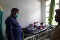 
Bupati Garut, Rudy Gunawan, beserta Kepala Dinas Kesehatan (Kadinkes) Kabupaten Garut, dr. Leli Yuliani, mengunjungi pasien keracunan makanan, di PKM Cilawu, Kabupaten Garut, Selasa (10/10/2023). (Foto: andre/dara)
