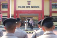 Bupati Bandung Dadang Supriatna memberikan pengarahan pada Apel Gelar Pasukan Pengamanan Pilkades Serentak di halaman Mapolres Bandung, Selasa (10/10/2023). (Foto: ist)
