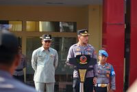 
Kapolresta Bandung Kombes Pol Kusworo Wibowo memimpin apel gelar pasukan pengamanan Pilkades Serentak di Mapolresta Bandung, Selasa (11/10/2023). (Foto: ist)