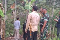 
Tim dari Badan Geologi dan BPBD Kabupaten Garut meninjau kondisi geologi di beberapa lokasi yang akan dijadikan sebagai jalan alternatif di Kecamatan Talegong, Kabupaten Garut, Kamis (12/10/2023).(Foto: andre/dara)