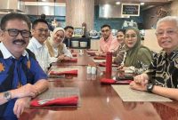 Caleg NasDem DPR RI Dapil II DKI Jakarta Risti Yuni Lestari bersama PM Malaysia ke-9 saat melakukan pertemuan dengan Ketua PWI H. Ilham Bintang dan Audy Antawidjaja. (Dok. Istimewa)