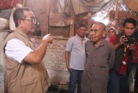 Bupati Cirebon saat berbincang dengan penerima bantuan rutilahu di Desa Pepen Kecamatan Mundu (Foto: Istimewa)
