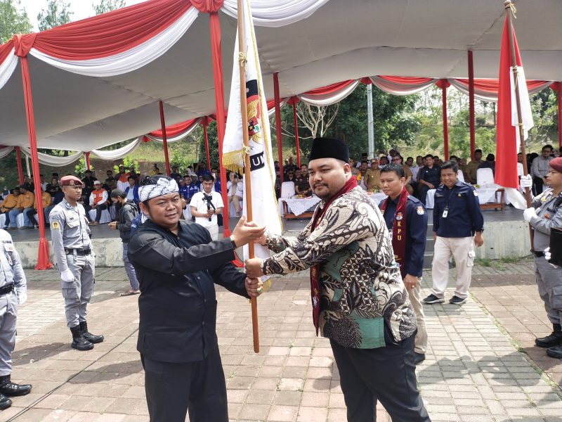Ketua KPU KBB Rifqi Ahmad Sulaeman menerima Pataka Pemilu 2024 dari KPU Cimahi (Foto: Ist)

