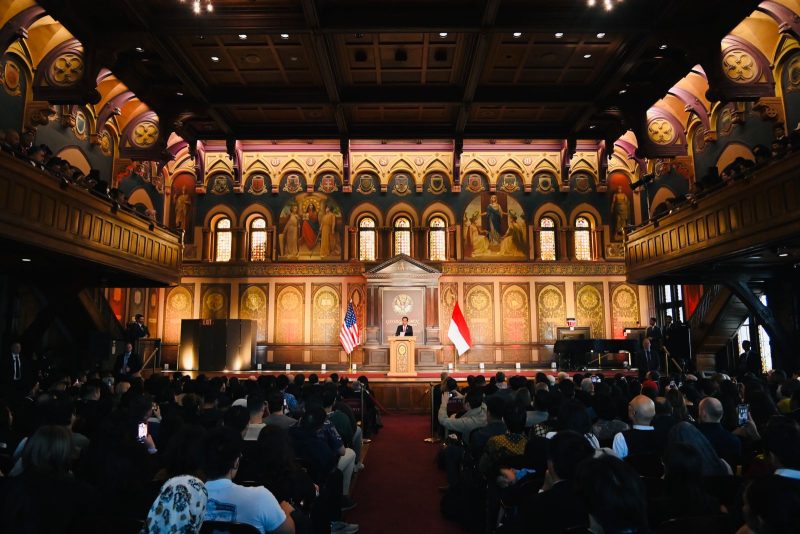 Presiden Jokowi menyampaikan kuliah umum di Gaston Hall, Gedung Healy, Georgetown University, Washington DC, Amerika Serikat, Senin (13/11/2023). (Foto: BPMI Setpres/Laily Rachev)
