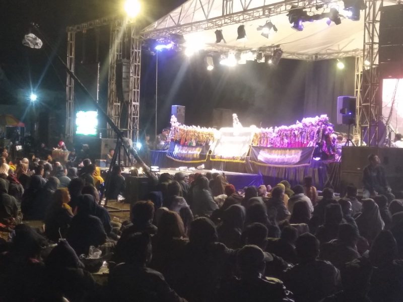 

Ribuan masyarakat Desa Sukarame, Kecamatan Leles, Kabupaten Garut memadati lapangan Desa Sukarame meninton pagelaran wayang golek yang diselenggarakan tim Sa Jawa Barat Ganjar (Sajajar), Sabtu (4/11/2023) malam. (Foto: andre/dara) 