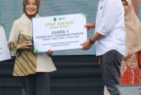  Pj. Gubernur Jawa Barat, Bey Machmudin memberikan piagan kepada Kepala Dinas Kepala Dinas Ketahanan Pangan dan Perikanan Kabupaten Bandung, Ina Dewi Kania, pada Stabilisasi Pasokan dan Harga Pangan (SPHP) Award Tingkat Provinsi Jawa Barat di Kota Sukabumi, Sabtu (25/11/2023). (Foto: diskominfo)