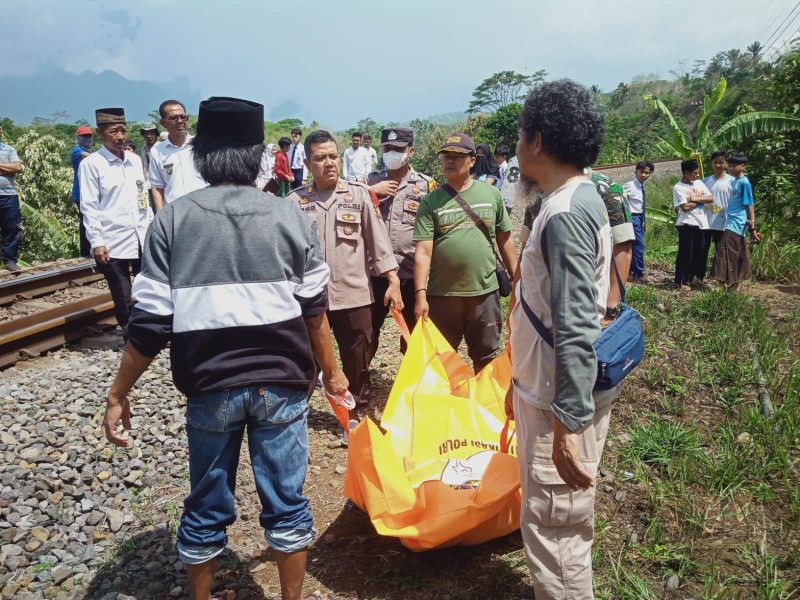 Petugas mengevakuasi korban terserempet kereta api (KA) di jalur kereta api Malangbong (Foto: Istimewa)