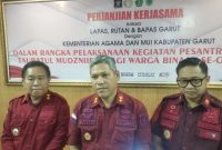Kalapas Garut, Rusdedy, didampingi Karutan dan Kabapas Garut memberikan keterangan usai acara perjanjian kerja sama Lapas Garut dengan MUI dan Kemenag (Foto: Istimewa)