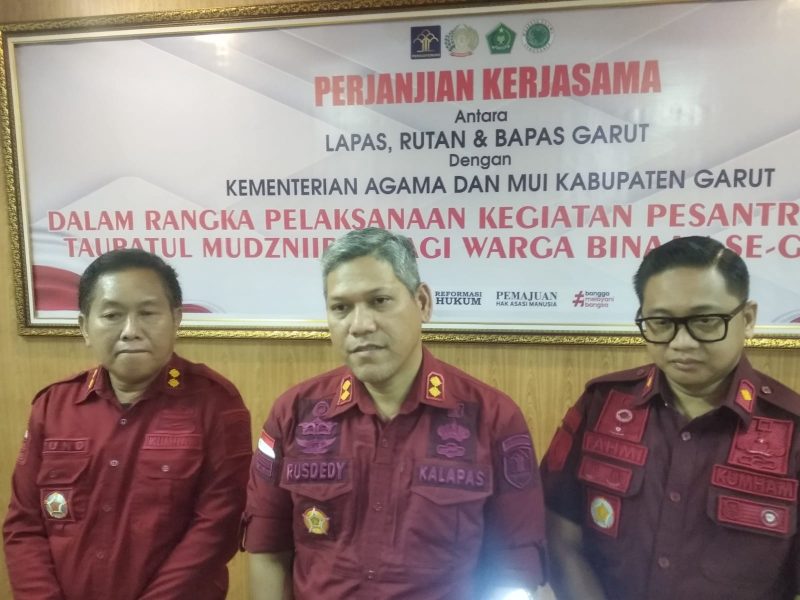Kalapas Garut, Rusdedy, didampingi Karutan dan Kabapas Garut memberikan keterangan usai acara perjanjian kerja sama Lapas Garut dengan MUI dan Kemenag (Foto: Istimewa)