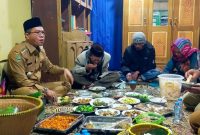 
Bupati Bandung Dadang Supriatna makan malam di rumah keluarga Bah Osad (75),
di Desa Sukaresmi, Kecamatan Rancabali. Kegiatan itu dalam rangkaian Program Bunga Desa (Bupati Ngamumule Desa). (Foto: diskominfo)