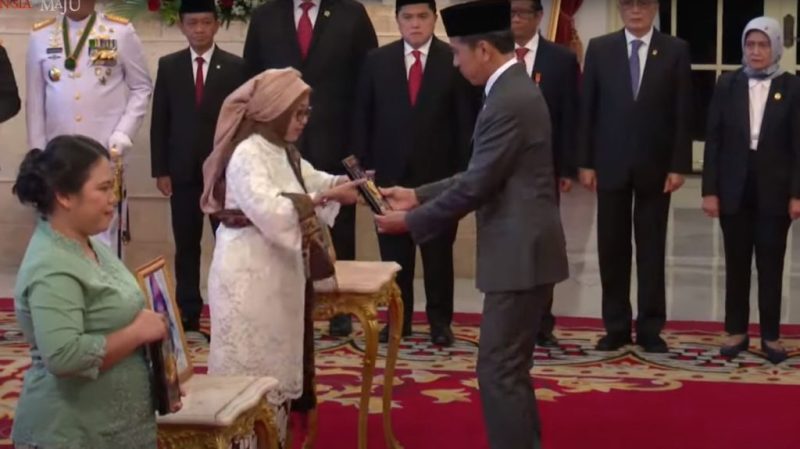 Presiden Jokowi pada Penganugerahan Gelar Pahlawan Nasional Tahun 2023, di Istana Negara, Jakarta, Jumat (10/11/2023). (Sumber: Tangkapan Layar/setkab)
