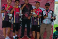 Kadispora KBB Imam Santoso bersama atlet Egrang KBB yang berhasil meraih medali emas (Foto: Ist)