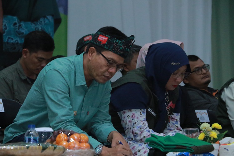 
Bupati Bandung Dadang Supriatna didampingi Ketua TP PKK Hj Emma Dety menghadiri Bunga Desa di Desa Sindanglaya Kecamatan Cimenyan Kabupaten Bandung, Selasa (26/12/2023) malam. (Foto: diskominfo)
