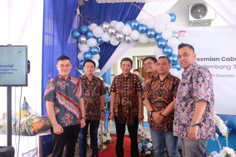 President Director PT Federal International Finance, Margono Tanuwijaya (ketiga dari kiri), yang didampingi oleh NMC Marketing Director, Daniel Hartono (kedua dari kiri), Regional Management II Division Head FIFGROUP, Dian Herliana (kanan), Kepala Wilayah FIFGROUP Area Sumatera Selatan (Sumsel), Jahara Reza Fauzi F (ketiga dari kanan), Kepala Cabang FIFGROUP Palembang 3, John Preddy Siagian (kedua dari kanan), serta Region Head Astra Motor Palembang, Budiyanto (kiri)(Foto: Istimewa)
