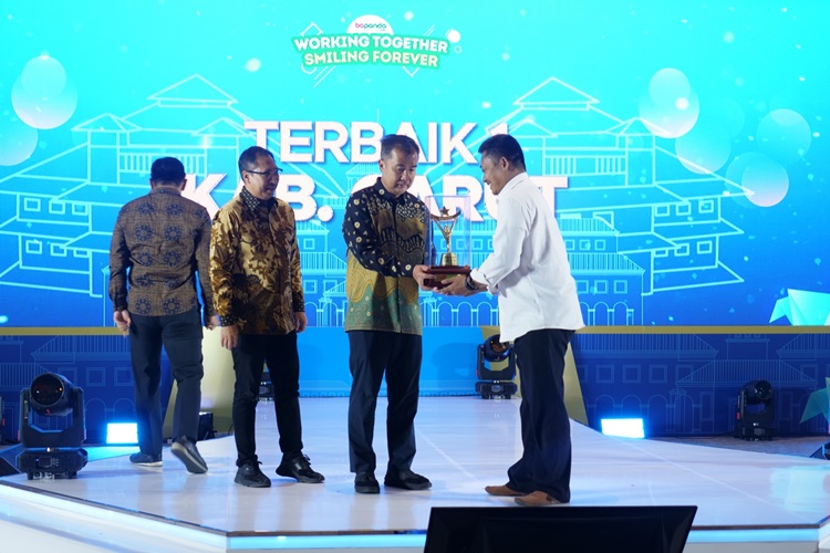 
Penjabat Gubernur Jawa Barat Bey Machmudin didampingi Kepala Bapenda Dedi Taufik memberikan Anugerah Philothra Tahun 2023, Apresiasi Kontribusi dan Kepatuhan Pembayaran Pajak Provinsi Jawa Barat Tahun 2023, di Hotel Mason Pine, Padalarang, Kabupaten Bandung Barat, Rabu (27/12/2023). (Foto: Adpim Jabar)