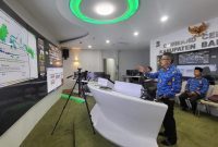 
Staf Ahli Bupati Bandung Bidang Pembangunan dan Ekonomi Dr. Ir. H. A Tisna Umaran mengikuti Rakor Pembahasan Langkah-langkah Konkret Pengendalian Inflasi di daerah melalui zoom meeting di Command Center Kabupaten Bandung dengan pihak Kemendagri/Bagian Perekonomian, Senin (4/12/2023). (Foto: diskominfo)

