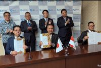 
Penjabat Gubernur Bey Machmudin saat penandatanganan nota kesepemahaman pembangunan TPPAS Legoknangka, di Tokyo, Jepang, Senin (18/12/2023).