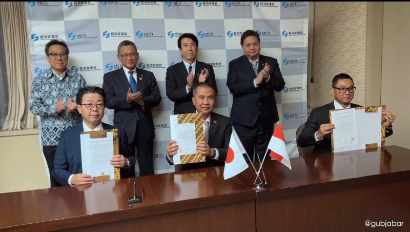 
Penjabat Gubernur Bey Machmudin saat penandatanganan nota kesepemahaman pembangunan TPPAS Legoknangka, di Tokyo, Jepang, Senin (18/12/2023).