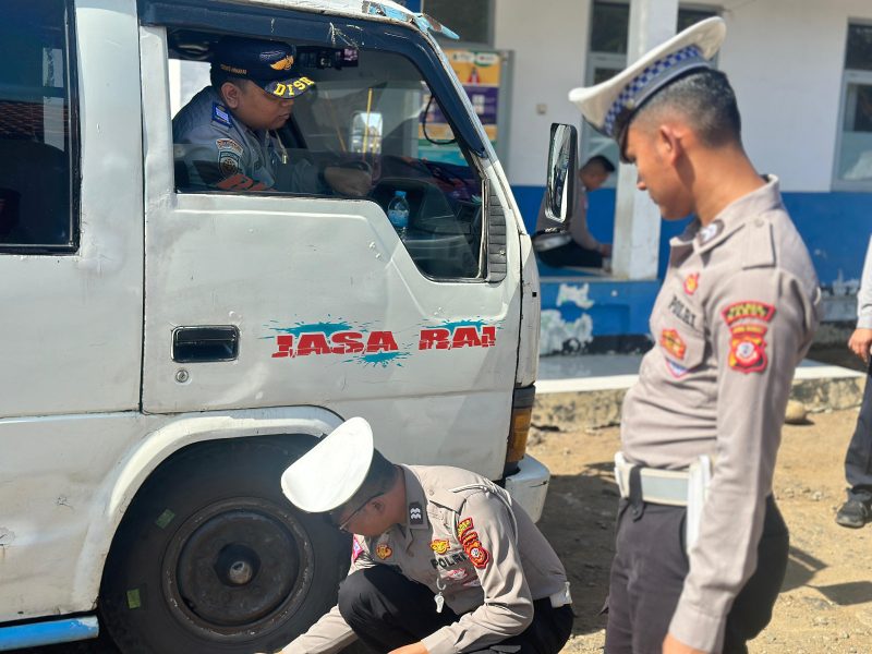 Petugas Satlantas Polres Garut melakukan pemeriksaan angkutan umum di Terminal Tipe B Pameungpeik, Kabupaten Garut, Selasa (19/12/2023)(Foto: Istimewa)