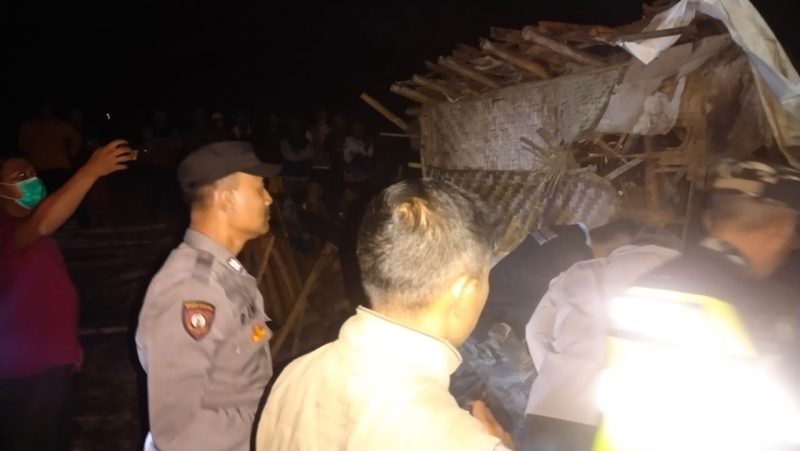 Petugas saat mengevakuasi korban dari dalam sumur di Kampung Depok, Desa Mekarjaya, Kecamatan Kersamanah, Kabupaten Garut, Jumat (22/12/2023) malam (Foto: Istimewa)